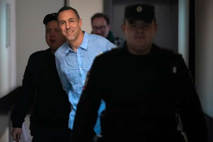 De Franse staatsburger Laurent Vinatier wordt op maandag 14 oktober 2024 begeleid naar een rechtszaal van de rechtbank Zamoskvoretsky in Moskou, Rusland. (AP Photo/Pavel Bednyakov)