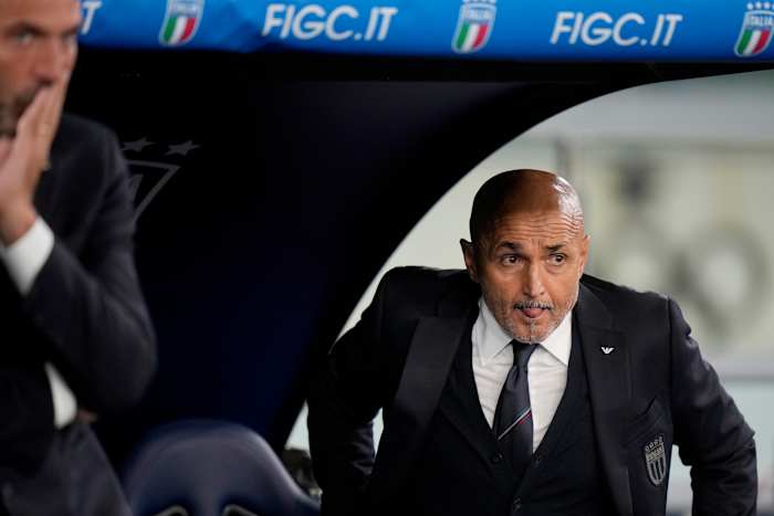 De Italiaanse hoofdcoach Luciano Spalletti tijdens de UEFA Nations League-voetbalwedstrijd tussen Italië en België in het Stadio Olimpico in Rome, Italië, op donderdag 10 oktober 2024. (AP Photo/Alessandra Tarantino)
