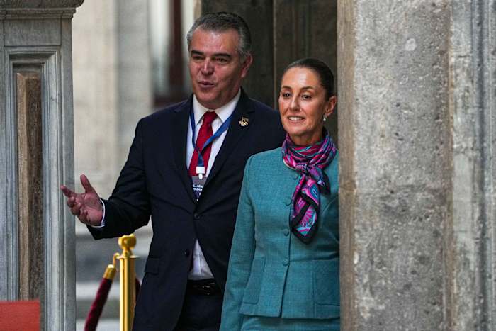 De Mexicaanse president Claudia Sheinbaum (rechts) en de Mexicaanse zakenman Francisco Cervantes arriveren voor een persconferentie in het Nationaal Paleis in Mexico-Stad, dinsdag 15 oktober 2024. (AP Photo/Fernando Llano)