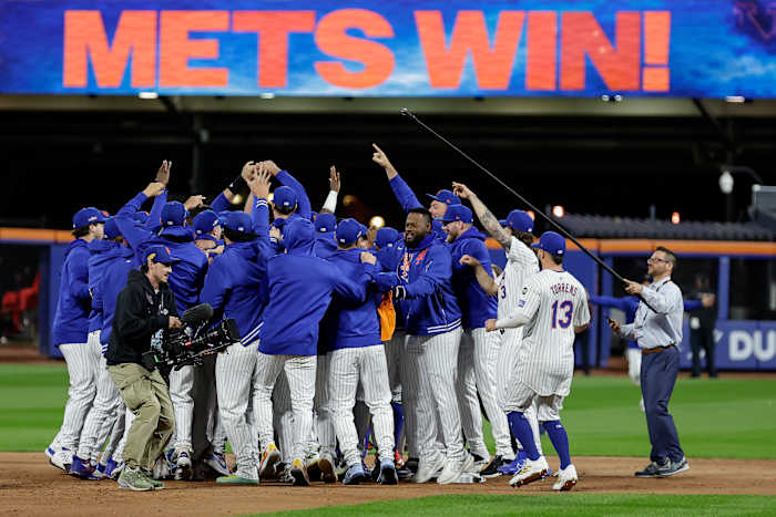 De New York Mets vieren feest na het verslaan van de Philadelphia Phillies in Game 4 van de honkbal-playoff-serie van de National League, woensdag 9 oktober 2024, in New York. (AP Foto/Adam Honger)