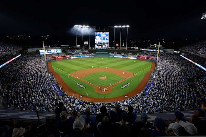 De New York Yankees en Kansas City Royals spelen in Game 4 van een honkbal-playoff-serie van de American League Division, zoals te zien in dit algemene overzicht van het Kauffman Stadium op donderdag 10 oktober 2024 in Kansas City, Missouri (AP Photo/Colin Braley)