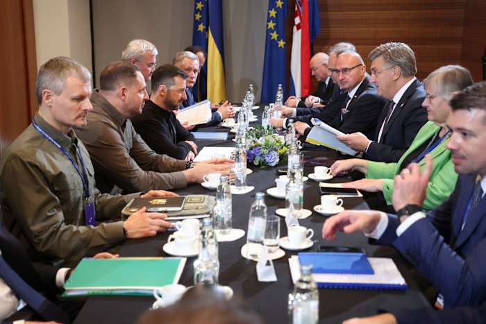 De Oekraïense president Volodymyr Zelenskyy, midden links, woont een ontmoeting bij met de Kroatische premier Andrej Plenkovic, derde van rechts, op de top van Zuidoost-Europa Kroatië Oekraïne in Dubrovnik, Kroatië, woensdag 9 oktober 2024. (Damir Sencar/Pool Photo via AP )