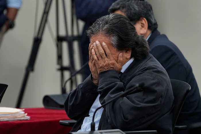De Peruaanse voormalige president Alejandro Toledo woont een rechtszitting bij waar de rechter uitspraak zal doen in zijn corruptiezaak in Lima, Peru, maandag 21 oktober 2024. (AP Photo/Guadalupe Pardo)