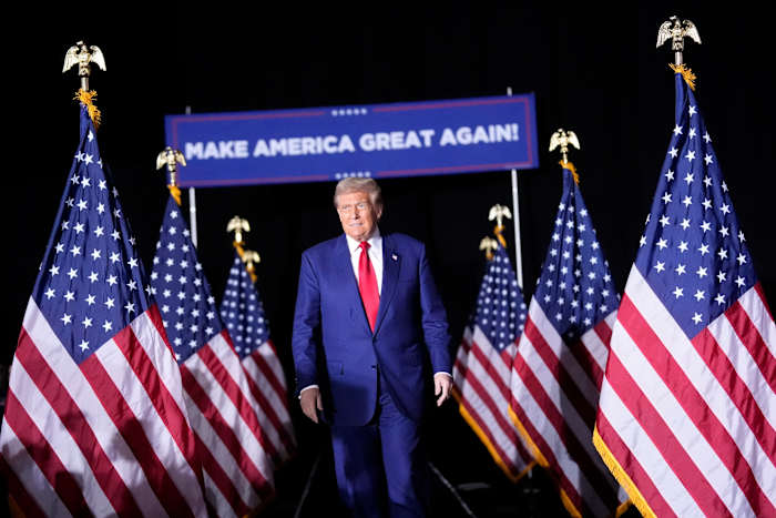 De Republikeinse presidentskandidaat, voormalig president Donald Trump, arriveert om te spreken tijdens een campagnebijeenkomst in de Suburban Collection Showplace, zaterdag 26 oktober 2024, in Novi, Michigan. (AP Photo/Alex Brandon)