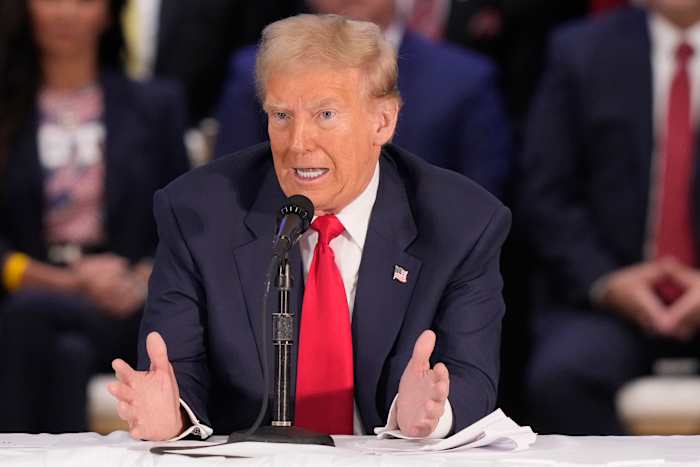 De Republikeinse presidentskandidaat, voormalig president Donald Trump, neemt dinsdag 22 oktober 2024 deel aan een rondetafelgesprek met Latino-leiders in Doral, Florida. (AP Photo/Lynne Sladky)