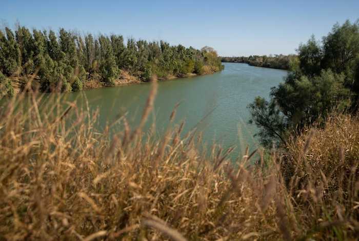 De Rio Grande-rivier scheidt de Verenigde Staten, rechts, en Mexico bij Los Ebanos op 14 januari 2022. Boeren in Zuid-Texas zijn terughoudend om water uit Mexico te halen in een nieuwe deal.