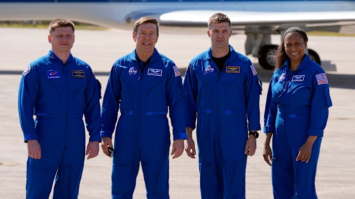 De SpaceX-bemanning van het Dragon-ruimtevaartuig, van links naar rechts: kosmonaut Alexander Grebenkin, piloot Michael Barratt, commandant Matthew Dominick en missiespecialist Jeanette Epps verzamelen zich voor een foto na aankomst in het Kennedy Space Center in Cape Canaveral, Florida, zondag 25 februari , 2024. (AP Foto/John Raoux, bestand)