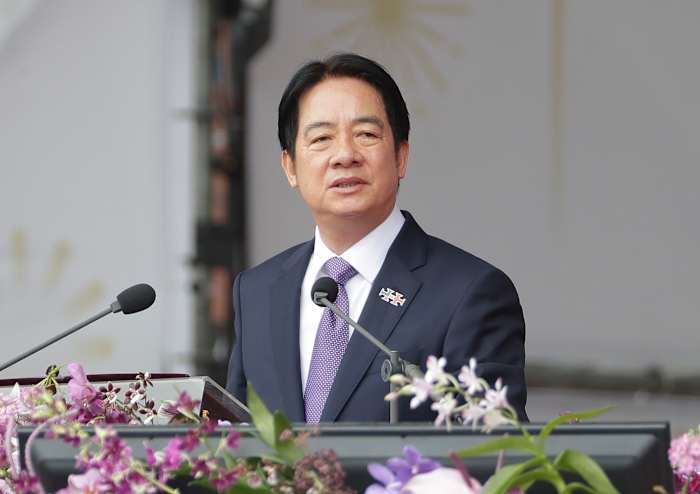De Taiwanese president Lai Ching-te houdt een toespraak tijdens de viering van de nationale feestdag voor het presidentiële gebouw in Taipei, Taiwan, donderdag 10 oktober 2024. (AP Photo/Chiang Ying-ying)