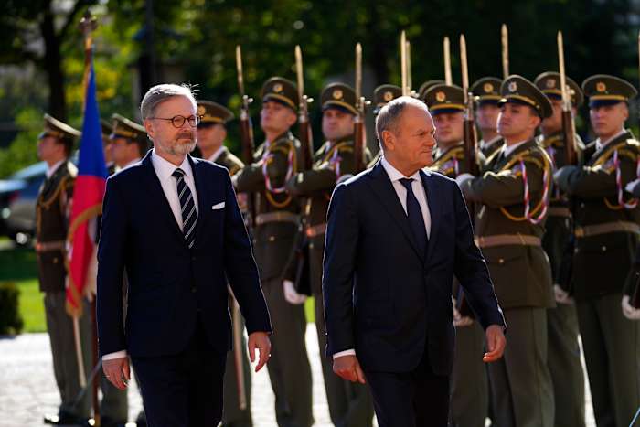 De Tsjechische premier Petr Fiala (links) verwelkomt zijn Poolse tegenhanger Donald Tusk tijdens hun ontmoeting in Praag, Tsjechië, woensdag 9 oktober 2024. (AP Photo/Petr David Josek)