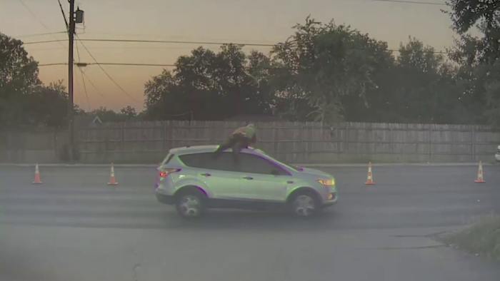 De agent werd aangereden door een voertuig terwijl hij het verkeer regelde, zegt het kantoor van de sheriff