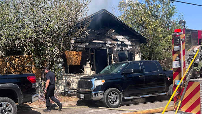 De brand begon maandag rond 13.30 uur in blok 400 van Seguin Ave.