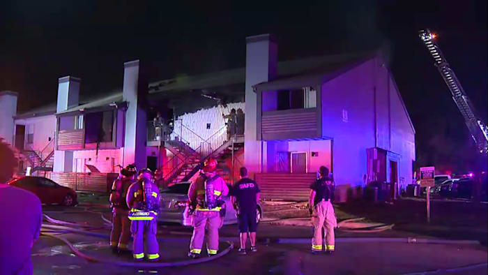 De brandweer van San Antonio blust donderdagochtend vroeg een brand in een appartementencomplex in blok 11000 van West Avenue.