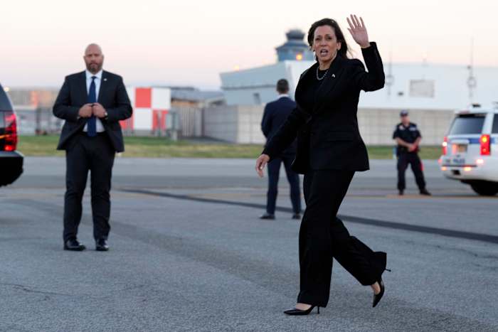 De democratische presidentskandidaat vice-president Kamala Harris arriveert op maandag 7 oktober 2024 op LaGuardia Airport in New York. (AP-foto/Jacquelyn Martin)