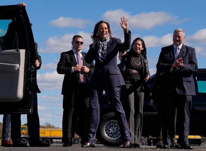 De democratische presidentskandidaat vice-president Kamala Harris arriveert op woensdag 16 oktober 2024 op Trenton-Mercer Airport, in Mercer County, New Jersey, op weg naar een campagnebijeenkomst in Pennsylvania. (AP-foto/Jacquelyn Martin)