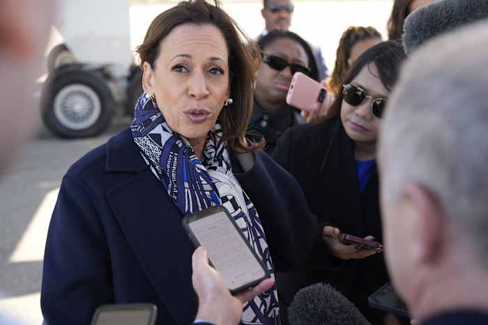De democratische presidentskandidaat vice-president Kamala Harris spreekt de media toe voordat hij aan boord gaat van de Air Force Two bij vertrek uit Detroit, op Detroit Metropolitan Wayne County Airport, woensdag 16 oktober 2024. (AP Photo/Jacquelyn Martin)