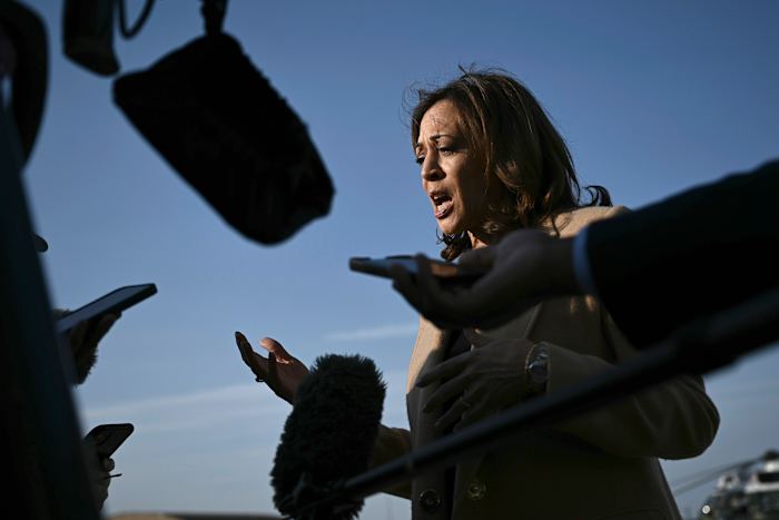 De democratische presidentskandidaat vice-president Kamala Harris spreekt de pers toe voordat hij op zaterdag 12 oktober 2024 aan boord gaat van Air Force Two op Joint Base Andrews, Maryland, op weg naar North Carolina voor een campagne-evenement. (Brendan Smialowski/Pool via AP)