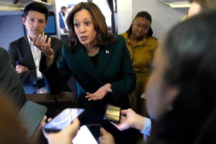 De democratische presidentskandidaat vice-president Kamala Harris spreekt met leden van de pers aan boord van de Air Force Two op Philadelphia International Airport, maandag 21 oktober 2024, in Philadelphia, voordat hij naar Michigan vertrekt. (AP Foto/Jacquelyn Martin, Zwembad)