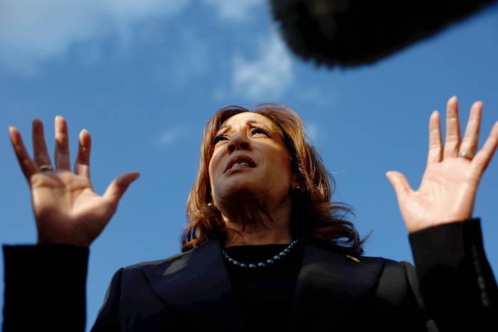 De democratische presidentskandidaat vice-president Kamala Harris spreekt met verslaggevers voordat hij aan boord gaat van Air Force Two om te vertrekken naar New York op Joint Base Andrews, Maryland, maandag 7 oktober 2024. (Evelyn Hockstein/Pool via AP)
