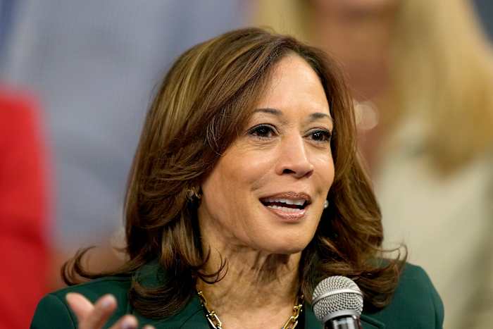 De democratische presidentskandidaat vice-president Kamala Harris spreekt tijdens een gemeentehuis in The People's Light in Malvern, Pennsylvania, maandag 21 oktober 2024. (AP Photo/Matt Rourke)