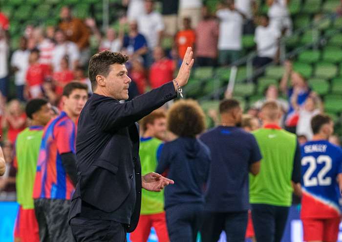 De hoofdcoach van de Verenigde Staten, Mauricio Pochettino, viert feest met fans na het verslaan van Panama in een internationale vriendschappelijke voetbalwedstrijd, zaterdag 12 oktober 2024, in Austin, Texas. (AP Foto/Rodolfo González)