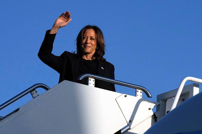 De kandidaat voor de presidentiële democratie en vice-president Kamala Harris, aan boord van Air Force Two bij de internationale luchthaven Charlotte Douglas, op 5 oktober 2024, in Charlotte, Carolina del Norte, heeft een informatieve informatie over de dag van Helene gekregen. (AP Foto/Chris Carlson)
