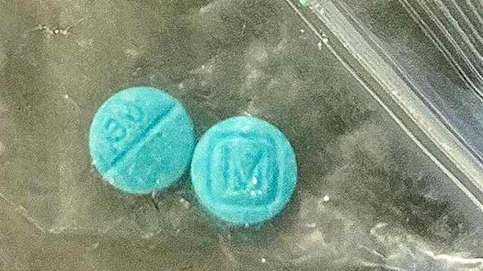 De politie van Kyle zegt uit te kijken naar blauwe pillen met “M” op de voorkant en “30″ op de achterkant