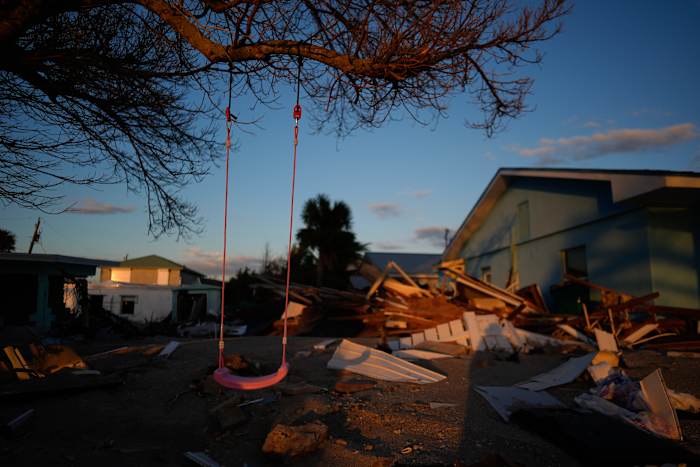De schommel van een kind hangt nog steeds aan een boom, omringd door puin van huizen die zijn verwoest door de orkaan Milton, op Manasota Key, Florida, zaterdag 12 oktober 2024. (AP Photo/Rebecca Blackwell)
