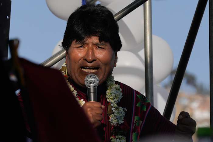 De voormalige president van Bolivia, Evo Morales, beweert dat zijn auto werd beschoten bij een poging tot moord