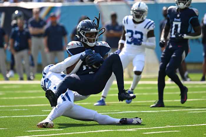 DeAndre Hopkins (10) van Tennessee Titans maakt een vangbal tegen Jaylon Jones (40) van Indianapolis Colts tijdens de eerste helft van een NFL-voetbalwedstrijd, zondag 13 oktober 2024, in Nashville, Tennessee. (AP Photo/John Amis)