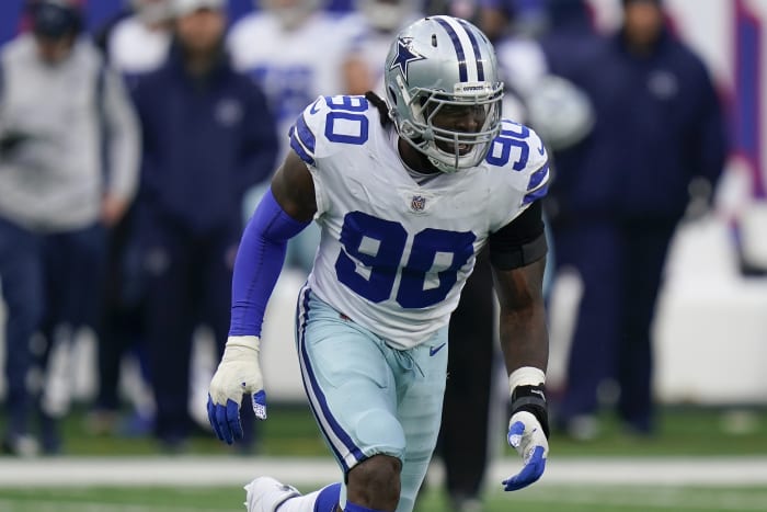 Demarcus Lawrence (90) van Dallas Cowboys reageert na een verdedigende actie tegen de New York Giants tijdens het vierde kwartaal van een NFL-voetbalwedstrijd, zondag 19 december 2021, in East Rutherford, NJ (AP Photo/Seth Wenig)