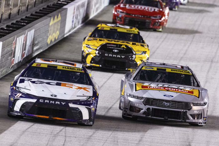 Denny Hamlin (11) leidt Chase Briscoe (14) en Christopher Bell (20) tijdens een NASCAR Cup Series-autorace, zaterdag 21 september 2024, in Bristol, Tennessee. (AP Photo/Wade Payne)