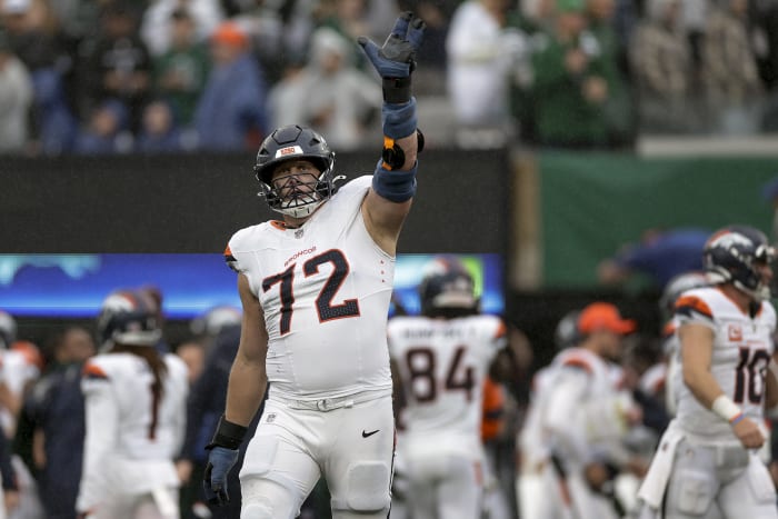 Denver Broncos aanvallende tackle Garett Bolles (72) reageert na het verslaan van de New York Jets in een NFL-voetbalwedstrijd, zondag 29 september 2024, in East Rutherford, NJ (AP Photo/Adam Hunger)