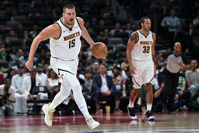 Denver Nuggets Nikola Jokic in actie tijdens een wedstrijd van het voorseizoen tussen Boston Celtics en Denver Nuggets in Abu Dhabi, Verenigde Arabische Emiraten, vrijdag 4 oktober 2024. (AP Photo/Martin Dokoupil)