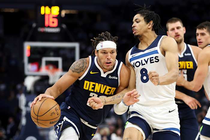 Denver Nuggets-aanvaller Aaron Gordon, links, rijdt langs Minnesota Timberwolves-aanvaller Josh Minott (8) tijdens de tweede helft van een NBA-basketbalwedstrijd van het voorseizoen, donderdag 17 oktober 2024, in Minneapolis. (AP Foto/Matt Krohn)