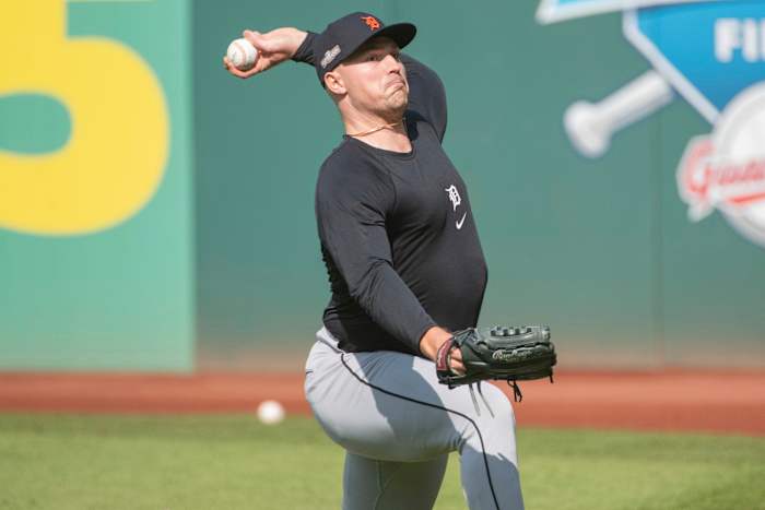 Detroit Tigers startende werper Tarik Skubal warmt zich op tijdens een honkbaltraining in Cleveland, vrijdag 11 oktober 2024, ter voorbereiding op Game 5 van zaterdag van de American League Division Series tegen de Cleveland Guardians. (AP Foto/Phil Long)