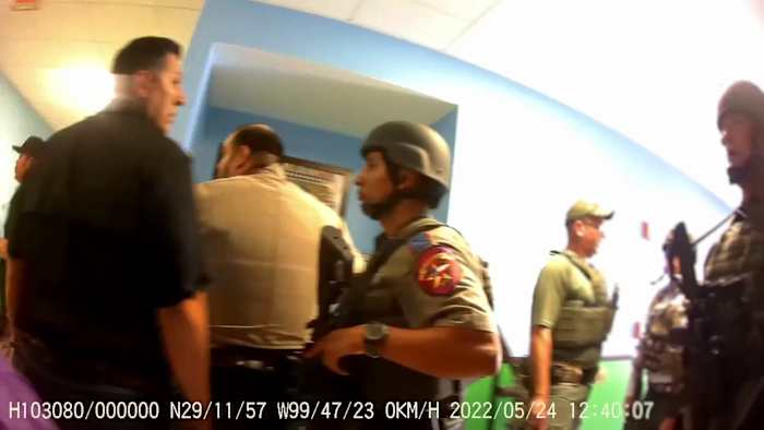 Deze afbeelding van de stad Uvalde, Texas toont camerabeelden van de politie van autoriteiten die reageerden op de schietpartij op de Robb Elementary School in Uvalde, Texas, op 24 mei 2022. (Stad Uvalde via AP)
