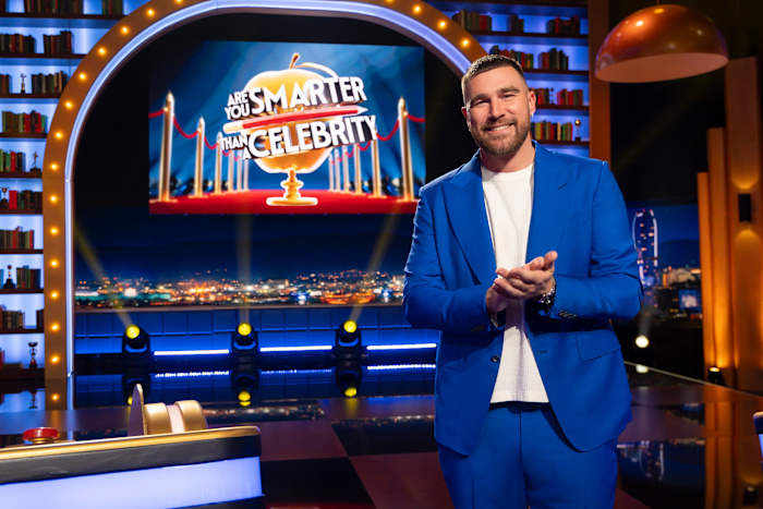 Deze afbeelding vrijgegeven door Prime Video toont NFL-voetballer Travis Kelce, van de Kansas City Chiefs, op de set van de nieuwe spelshow "Bent u slimmer dan een beroemdheid." (Adam Rose/Prime Video via AP)