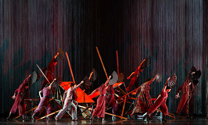 Deze afbeelding vrijgegeven door The Metropolitan Opera toont een scène uit die van Golijov "Ainadamar," opening in de Metropolitan Opera op 15 oktober. (Marty Sohl/The Metropolitan Opera via AP)