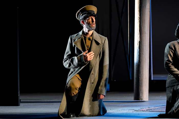 Deze afbeelding, vrijgegeven door de Washington National Opera, toont Bass David Leigh als Rocco de gevangenbewaarder in een nieuwe productie van Beethovens "Fidelio," opening 25 oktober in de Washington National Opera. (Mauricio Castro/Washington Nationale Opera via AP)