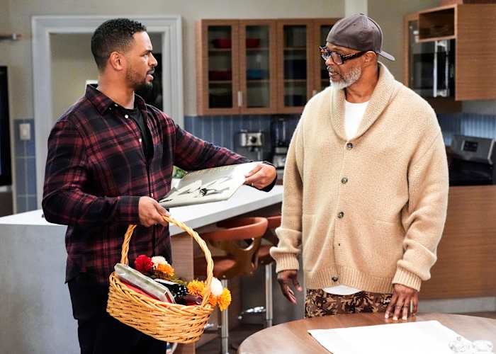 Deze door CBS vrijgegeven afbeelding toont Damon Wayans, Jr., links, en Damon Wayans in een scène uit "Poppa's huis." (Robert Voets/CBS via AP)