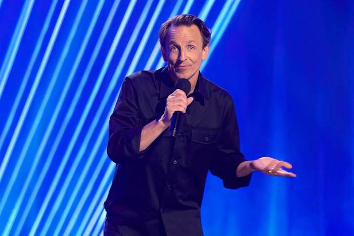 Deze door HBO vrijgegeven afbeelding toont acteur-komiek-presentator Seth Meyers in een scène uit zijn komediespecial "Seth Meyers: Vaderman loopt." (HBO via AP)