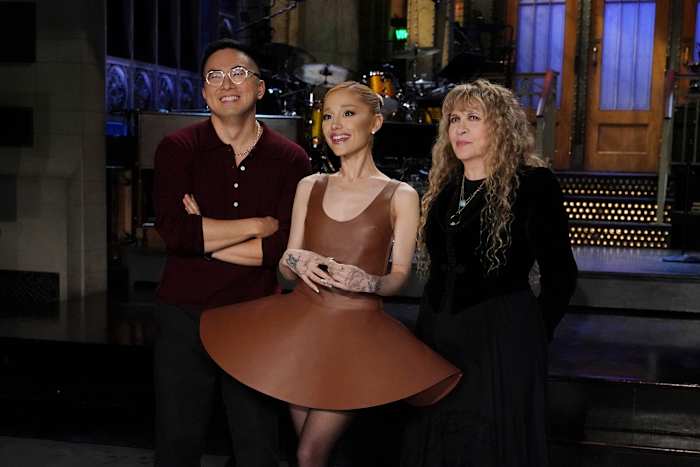 Deze door NBC vrijgegeven afbeelding toont castlid Bowen Yang, van links, gastheer Ariana Grande en muzikale gast Stevie Nicks tijdens promo's voor de komende "Zaterdagavond live" uitgezonden in New York op donderdag 10 oktober 2024. (Rosalind O'Connor/NBC via AP)