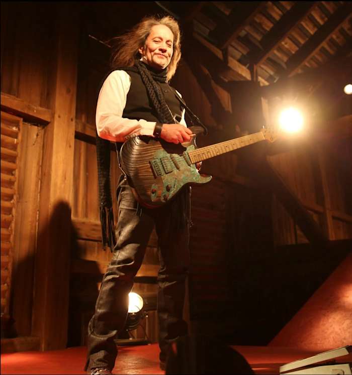 Deze foto, geleverd door Joe Gorelick voor Joe Gorelick Design, LTD, toont gitarist Jake E. Lee. (Joe Gorelick voor Joe Gorelick Design, LTD via AP)
