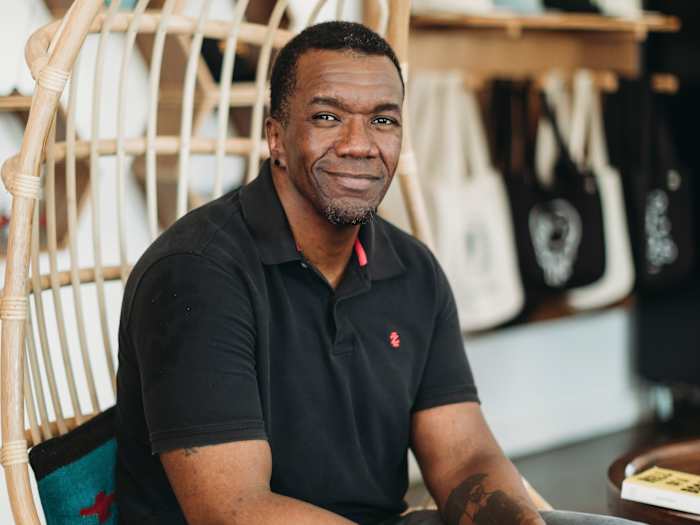 Deze foto uit 2022, vrijgegeven door Dutton, toont Jason Mott, auteur van Hell of a Book." Dutton maakte donderdag bekend dat het een deal heeft bereikt met Mott voor zijn volgende boek People Like Us," release gepland voor volgend najaar. (Mallory Brady Cash/Dutton via AP)