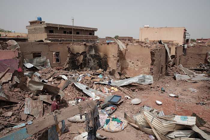 Dossier - Een man loopt langs een huis dat is getroffen tijdens recente gevechten in Khartoum, Soedan, een gebied verscheurd door gevechten tussen het leger en de beruchte paramilitaire Rapid Support Forces, 25 april 2023. (AP Photo/Marwan Ali, File)
