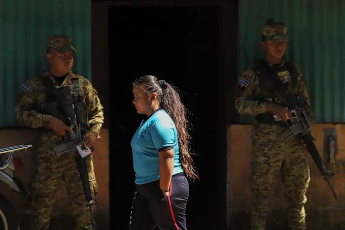 Duizenden soldaten zetten een Salvadoraanse wijk af op zoek naar benderesten