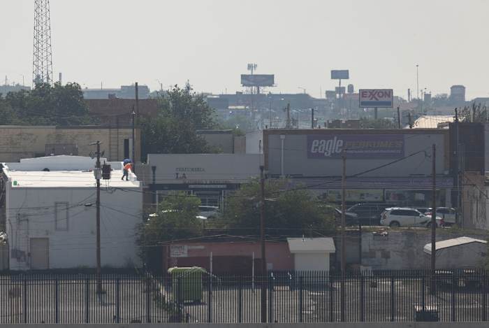 Eagle Pass gezien vanaf Piedras Negras, Mexico. Een voormalige rechercheur van de politie van Eagle Pass kreeg een federale gevangenisstraf van tien jaar voor haar rol in een mensensmokkeloperatie.