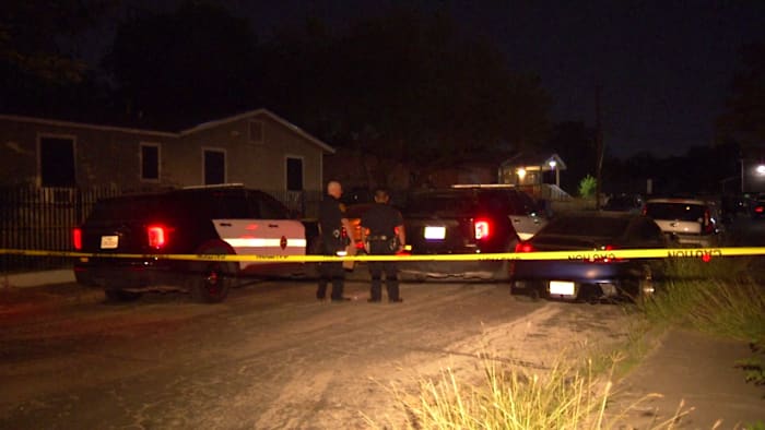Een 18-jarige vrouw werd op de voorbank van de auto van haar moeder doodgeschoten nadat ze op donderdag 10 oktober 2024 twee mannen tegemoet reed in de buurt van een North Side-park nabij blok 200 van Dean Street.
