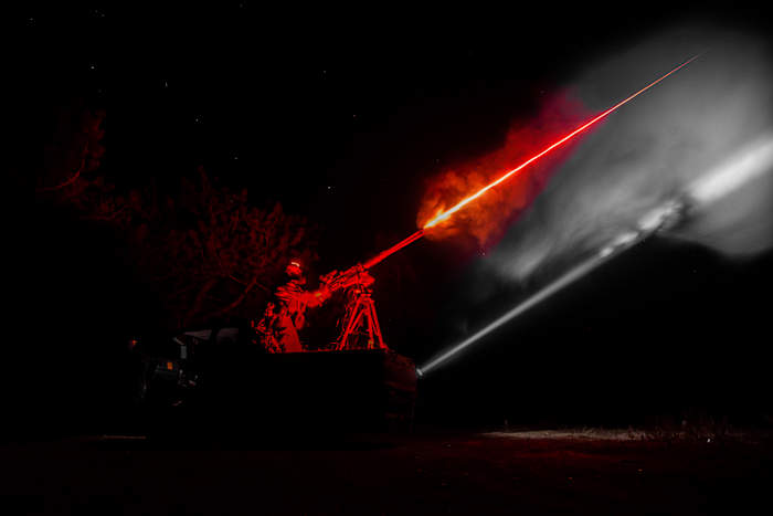 Een Oekraïense militair van de luchtverdedigingseenheid van de 126e brigade vuurt met een machinegeweer tijdens de training in de regio Kherson, Oekraïne, 4 oktober 2024. (AP Photo/Marko Ivkov)
