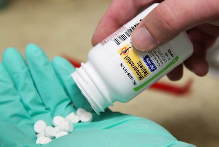 Een apotheker toont pillen Misoprostol bij een apotheek in Provo, Utah, op 19 juni 2019.